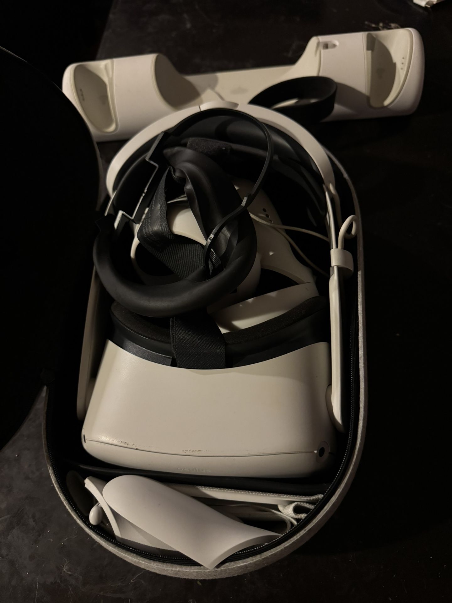 Oculus QUEST 2 With Extra Battery And Charging Station