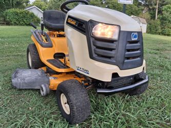 PERFECT RUNNING CUB CADET LAWN TRACTOR! ONLY 193 HOURS !!