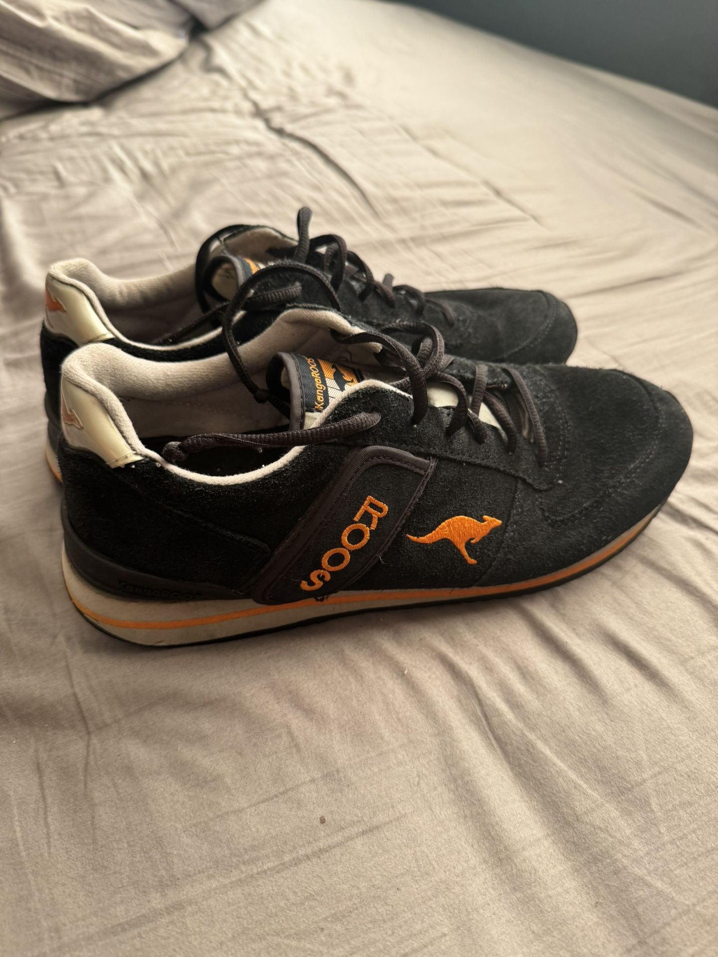 Vintage! KangaROOS “ROOS” Men’s Suede Shoes with Secret Zipper Pouch. Mens size: 10.5. Navy Blue/Orange. 