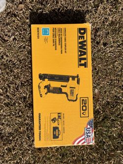 BRAND NEW Dewalt Stapler Kit DCN701D1