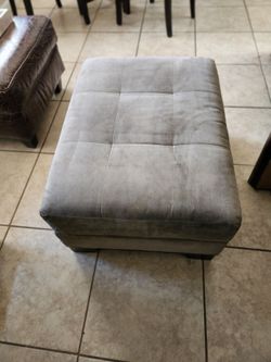 Moving!! Free ottoman