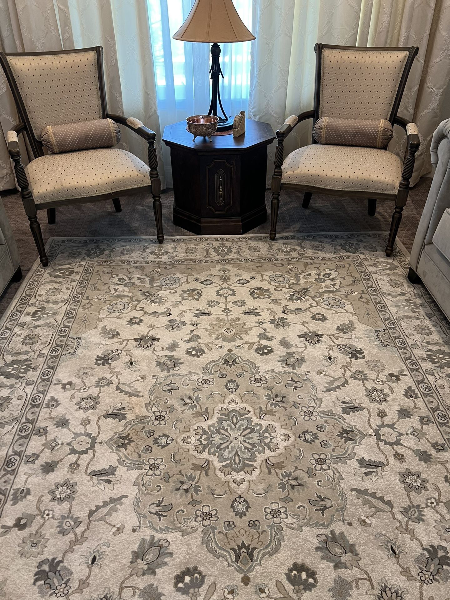Elegant Looking Carpet W7.5 ft by L10 ft