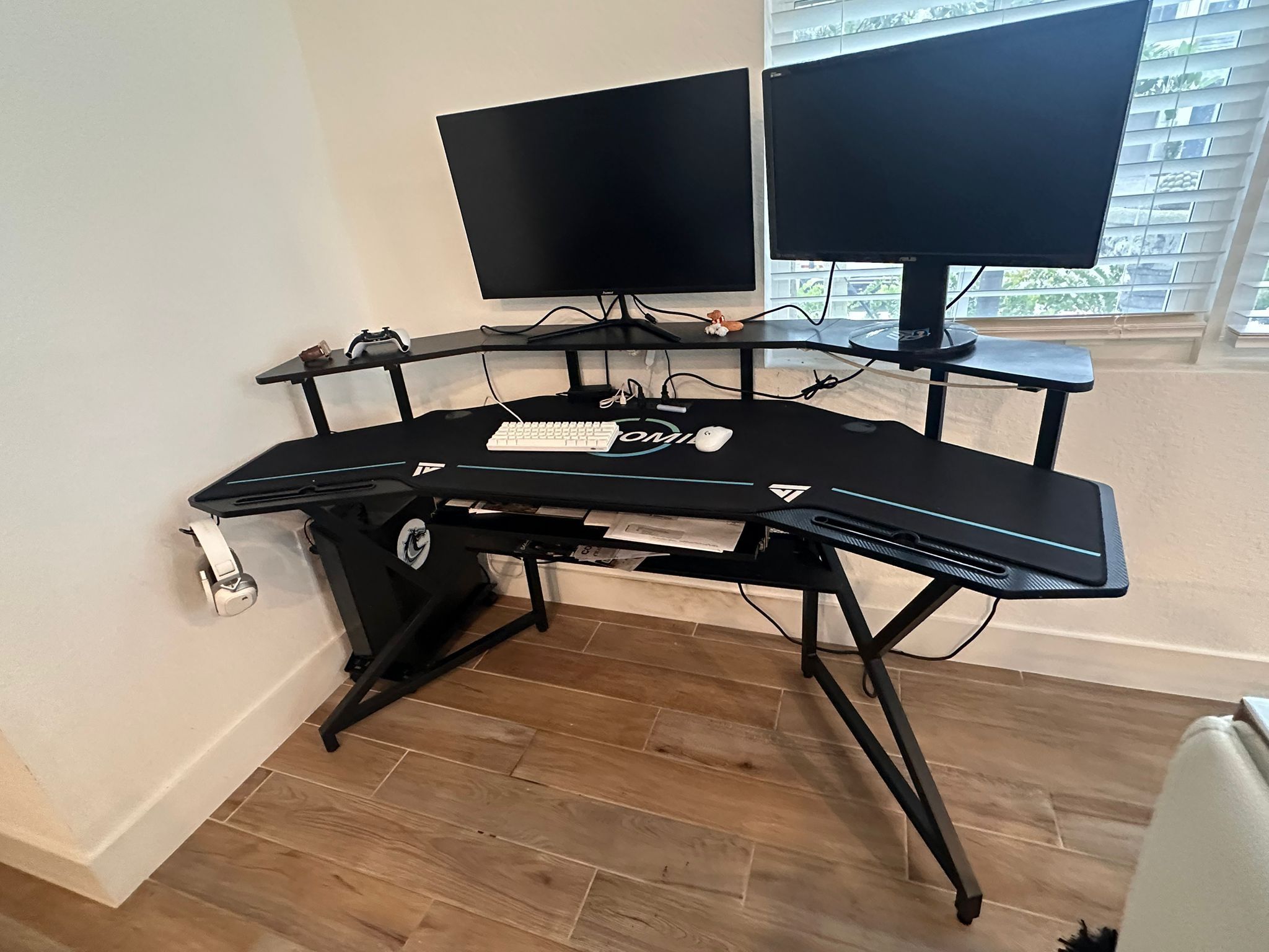 GAMING DESK WITH COMPLETE LARGE MOUSE PAD