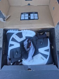 Snowboarding boots
