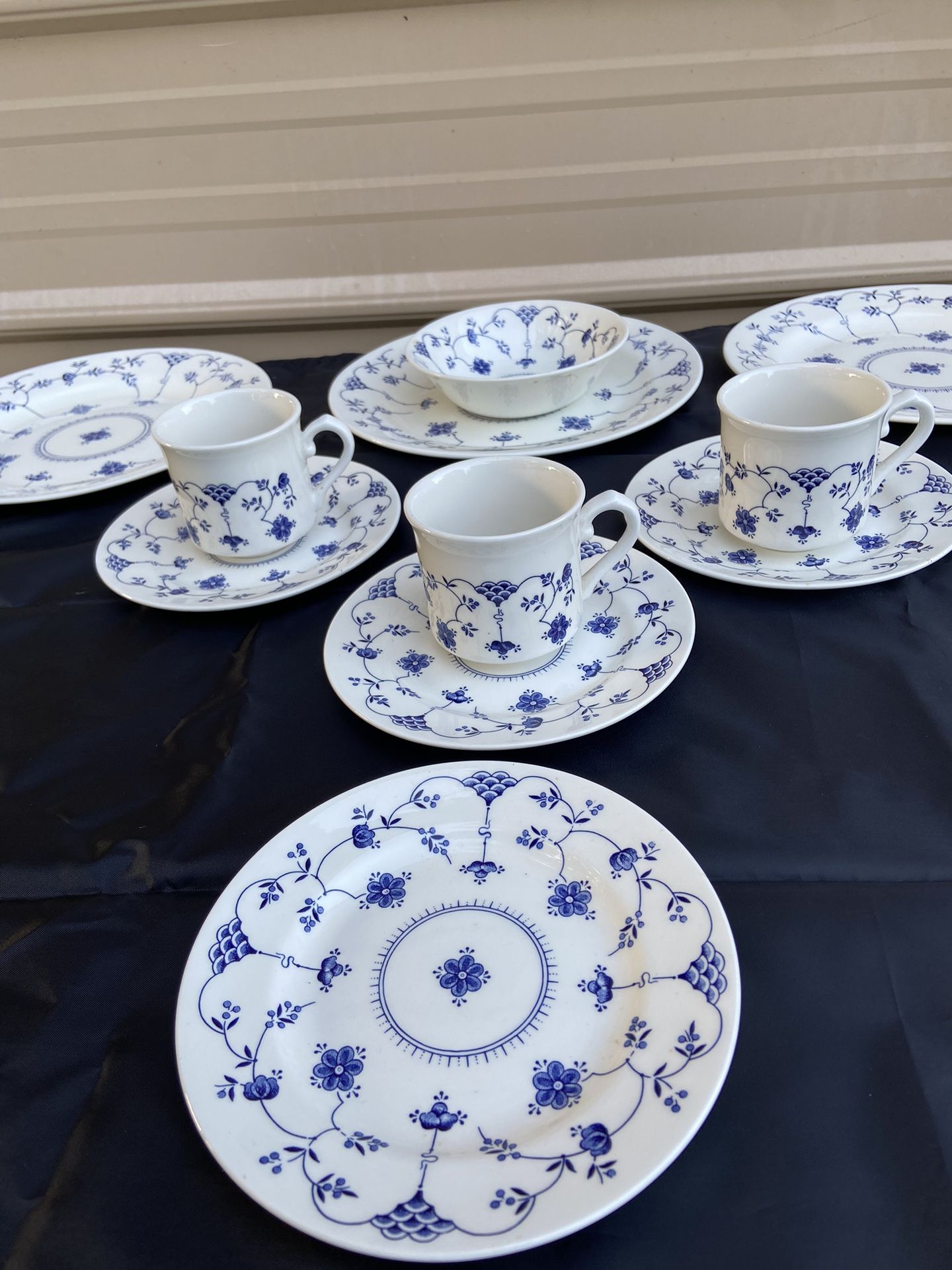 CHURCHILL FINLANDIA Plates, Bowl, Tea Cups, SaucerWhite Blue Vntg Swirl England