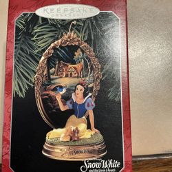 1998 Hallmark Keepsake Ornament – Disney Snow White – Enchanted Memories Collection – w/ Box