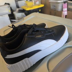 Women's Pumas Size 8