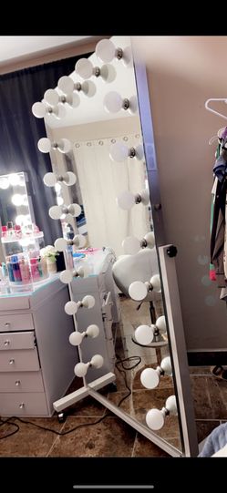 Full Body Mirror With Bluetooth And Light Bulbs 