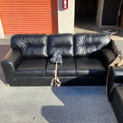 new living room set sofa and love seat only $680