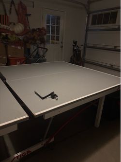 Ping pong table with balls and 4 paddles