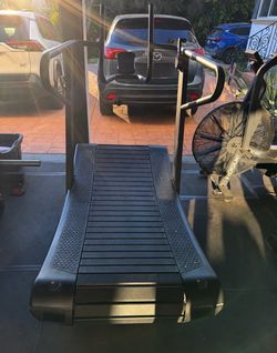 Endurance Series Free Run Commercial Curved Treadmill – Excellent Condition