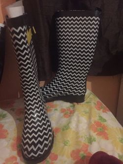 Boots (Fashion rain ☔️ boots ) size 7