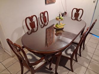 Beautiful Queen Ann Dinning room Queen Ann adjusting table with Chairs