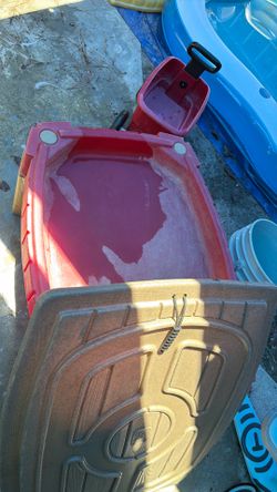 Sandbox table with lid
