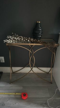 Side entry gold table