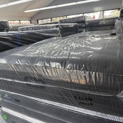 QUEEN SIZE SIMMONS BEAUTYREST BLACK C CLASS (MEDIUM) MATTRESS & BOX SPRING BED SET