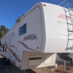 2005 Toy Hauler Fifth Wheel 