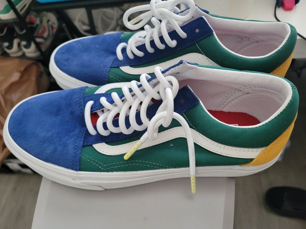 Yacht Club Vans