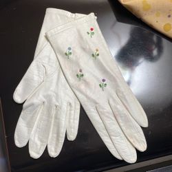  Leather Gloves White Vintage Xtra Small teen Ladies or Teen Girls Size Embroidered Floral Design  Vintage    