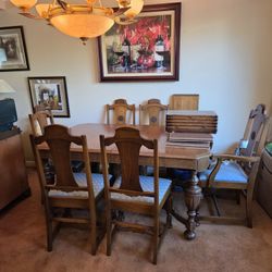 Dinningroom table, chairs, and leaves $40