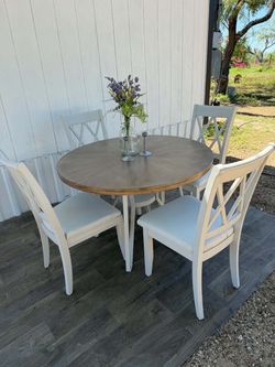 MODERN TABLE W/4 CHAIRS GOOD CONDITION AND CLEAN $230 DELIVERY AVAILABLE $20!!!