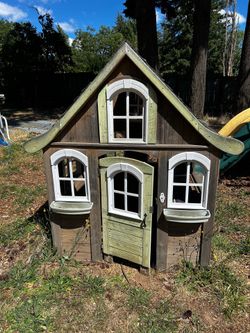 Kids outdoor playhouse