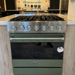 Viking 30 ”5 Burners gas range floor display brand new original price $6279 , now only $4999