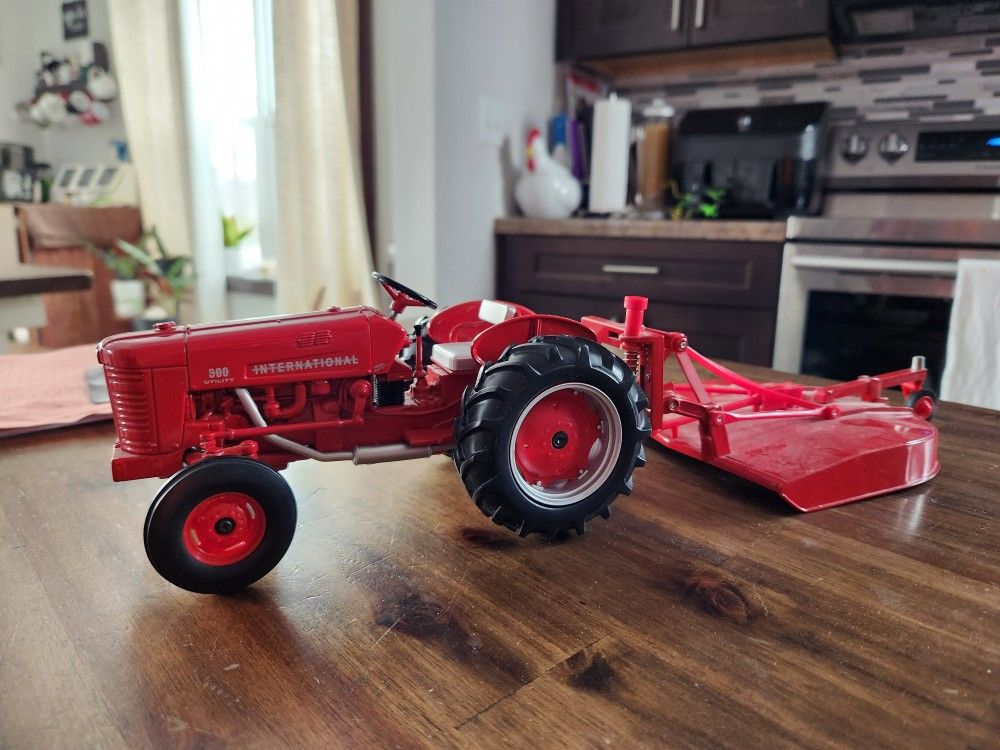 1/16 International Harvester 300U Utility Tractor With Rotary Mower