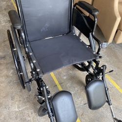 Wheelchair with adjustable footrest 
