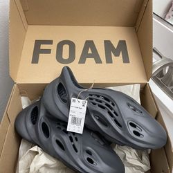 Adidas Foam runners 