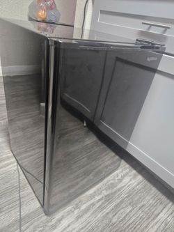 INSIGNIA 2.6cu. MINI FRIDGE   USED-WORKS GOOD