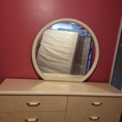 5Piece Bedroom Set Yellow And Gold (2 nightstands,Headboard, Dresser,mirror) Used 
