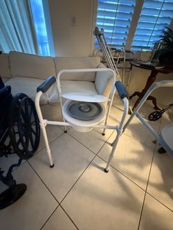 Bedside Commode Chair/Adjustable Height With Bucket