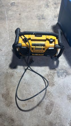 DeWalt DC012 jobsite radio and battery charge