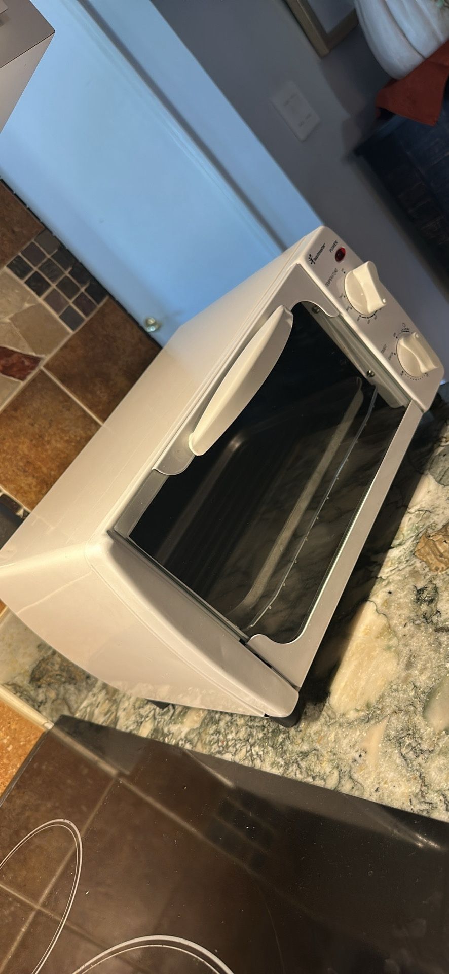 White -Toastmaster Toaster Oven – Works Great H8 in x W14 in D11 in