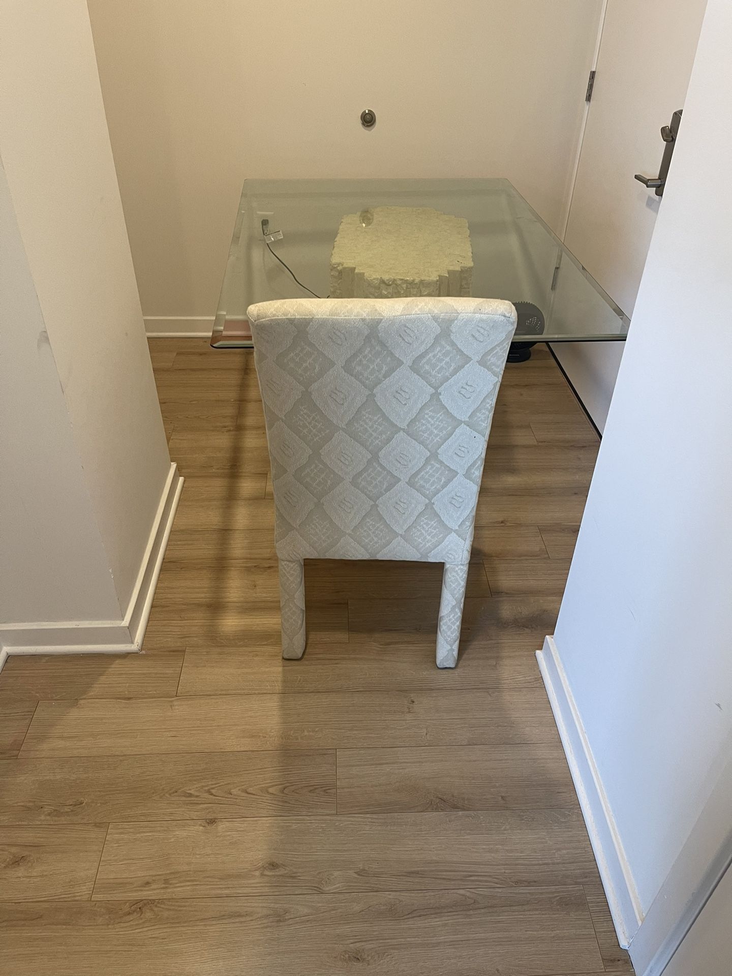 Dining room table With 4chairs