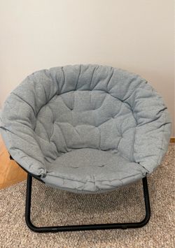 Like New Foldable lounge chair with Gray Cushion
