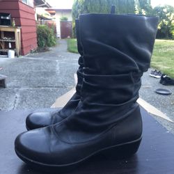 Dansko Black Ankle Booties with Side Zipper Boots Size 39/8.5US