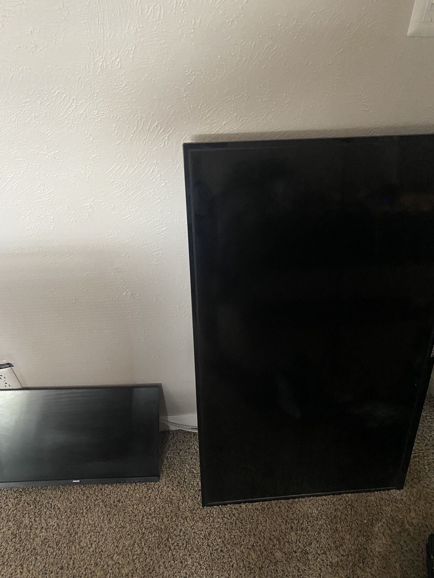 Monitor + 50 Inch TV