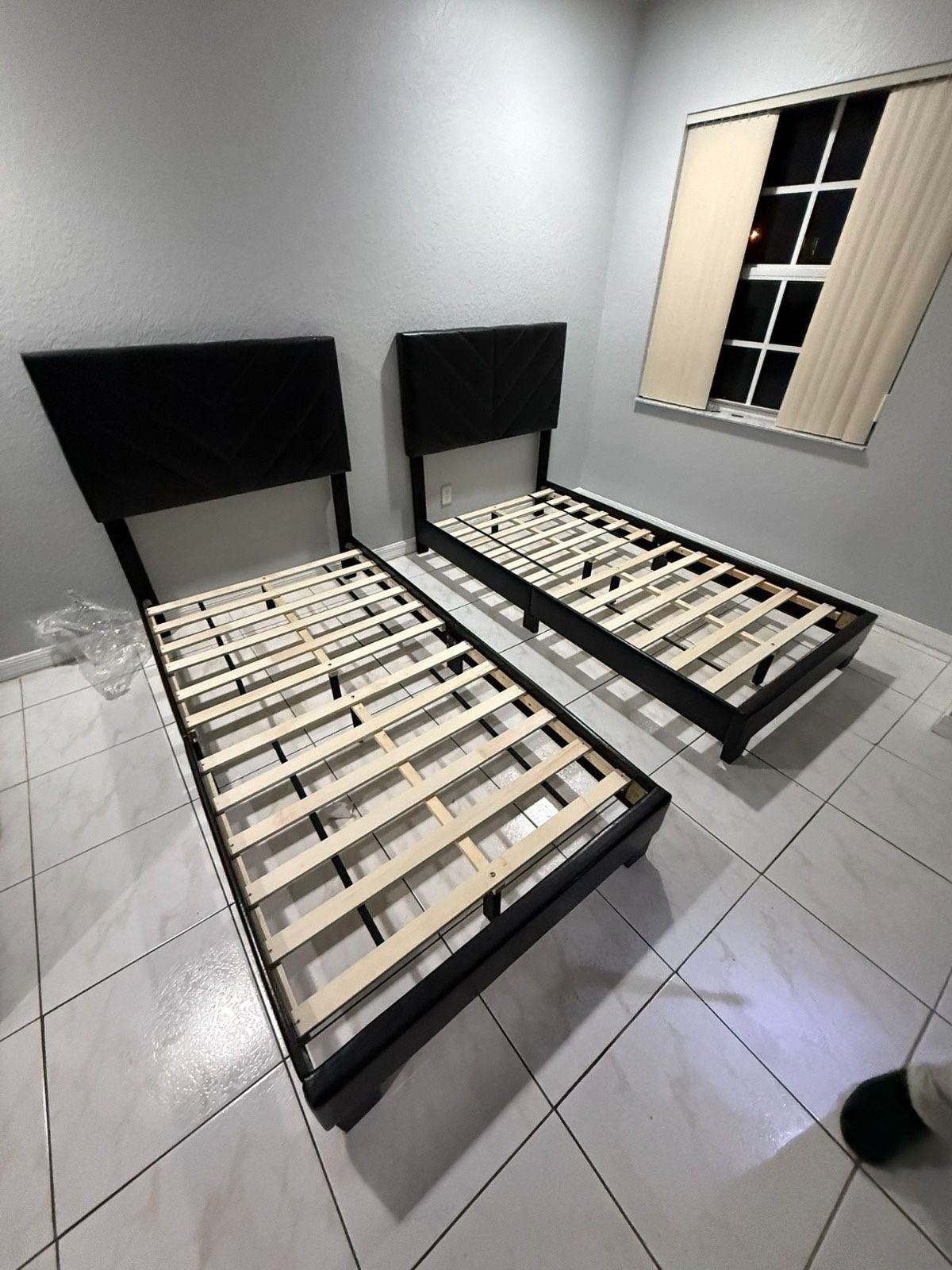 Two Twin Beds - Dos Camas Twin