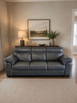 *Like New* Italian Leather Natuzzi Editions Gray Elegant Sofa (Free Delivery 🚚)