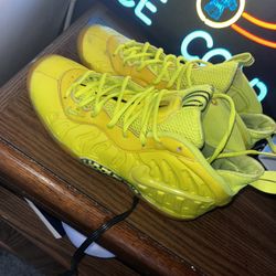 Nike Air Foamposite pro “Volt” size 7Y