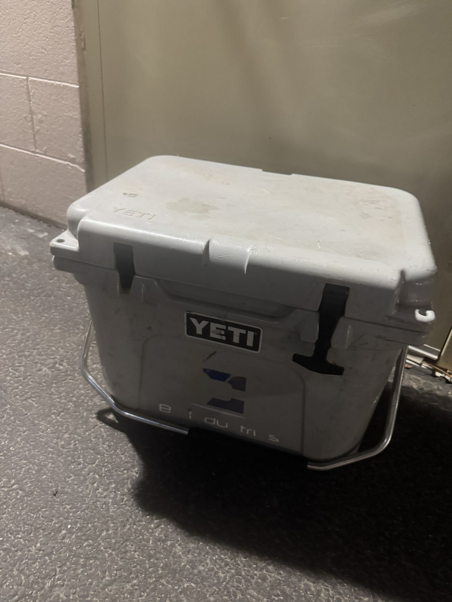 YETI ROADIE 20 COOLER