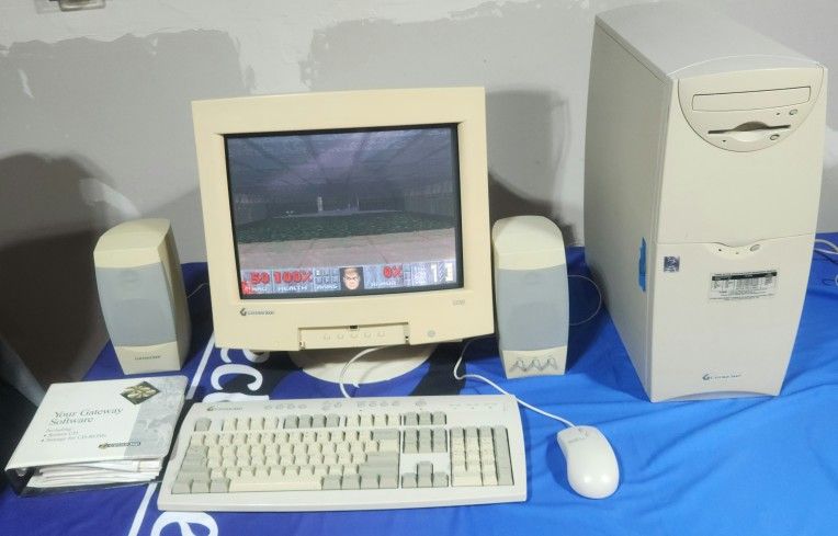 Retro Gateway 2000 Windows 98 PC Complete with CRT, keyboard and mouse and Speakers and Software