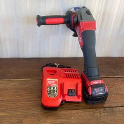 Milwaukee M18 FUEL 18V Lithium-Ion Brushless Cordless 4-1/2 in./5 in. Grinder w/ 5.0 Battery On Rapid Charger 
