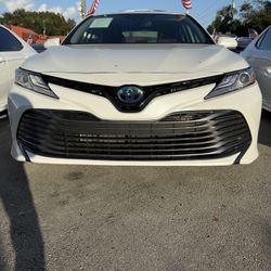 2020 Toyota Camry Hybrid XLE