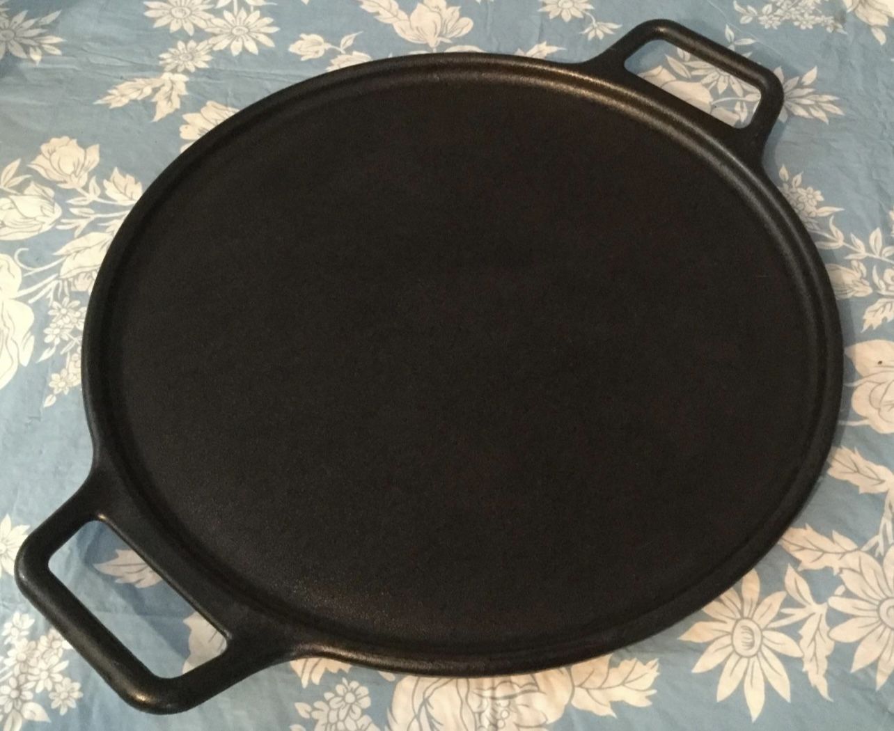 Lodge BOLD 14 Inch Seasoned Cast Iron Pizza Pan, Design-Forward Cookware