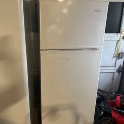 Whrpool icemaker fridge top and bottom work like new
