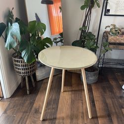 Cute glass-Top End Table 
