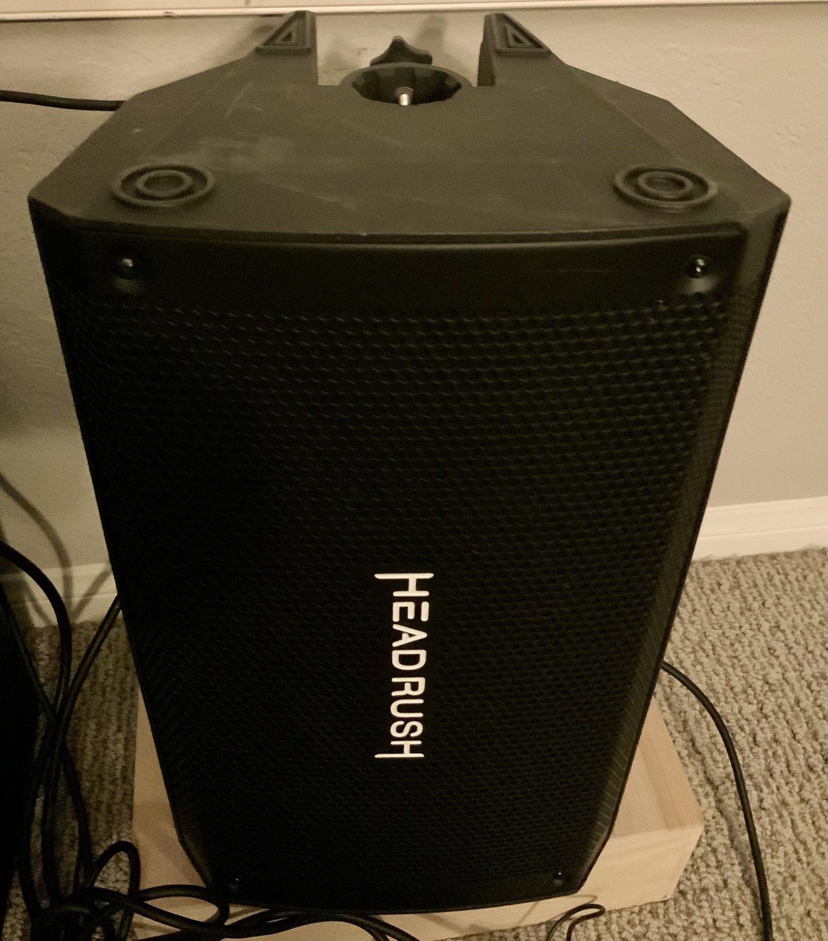 HEADRUSH FRFR 108 POWERED SPEAKER 2000 watts and dual input for guitar, keyboard, serums and multi effects,